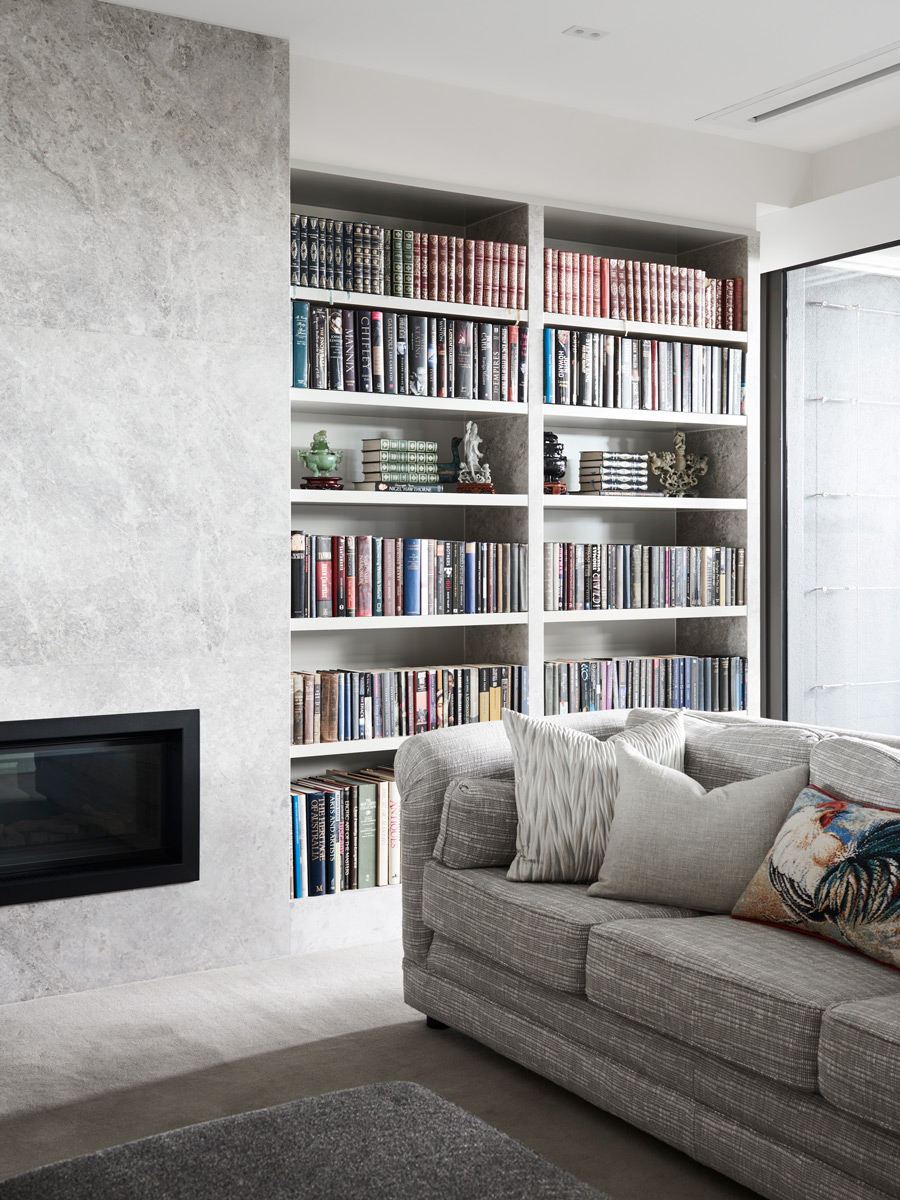 Windust-Architecture-X-Interiors-city-beach-house-fireplace-library-bookshelves
