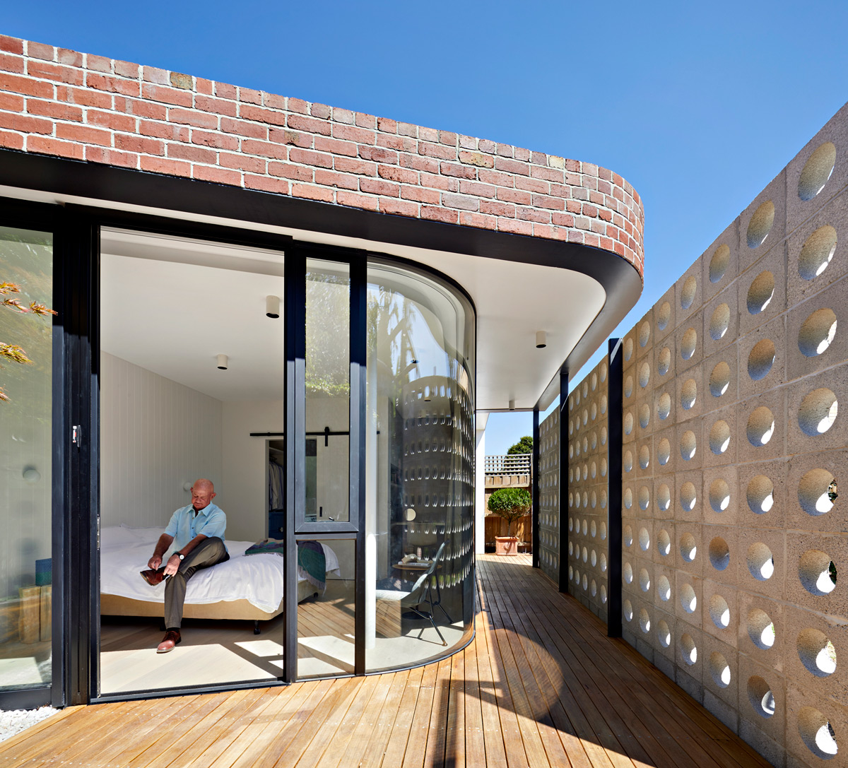 Windust-Architecture-X-Interiors-grand-pavilion-corner-curved-glass