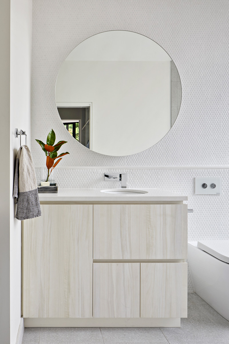 Windust-Architecture-X-Interiors-grand-pavilion-ensuite-vanity-circle-mirror-cabinet