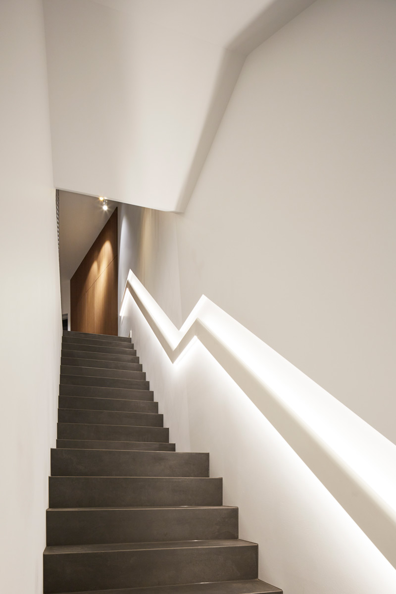 Windust-Architecture-X-Interiors-light-wellnes-entry-stair